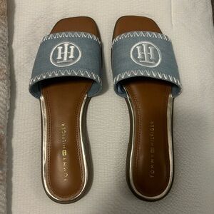 Tommy Hilfiger(size 7)